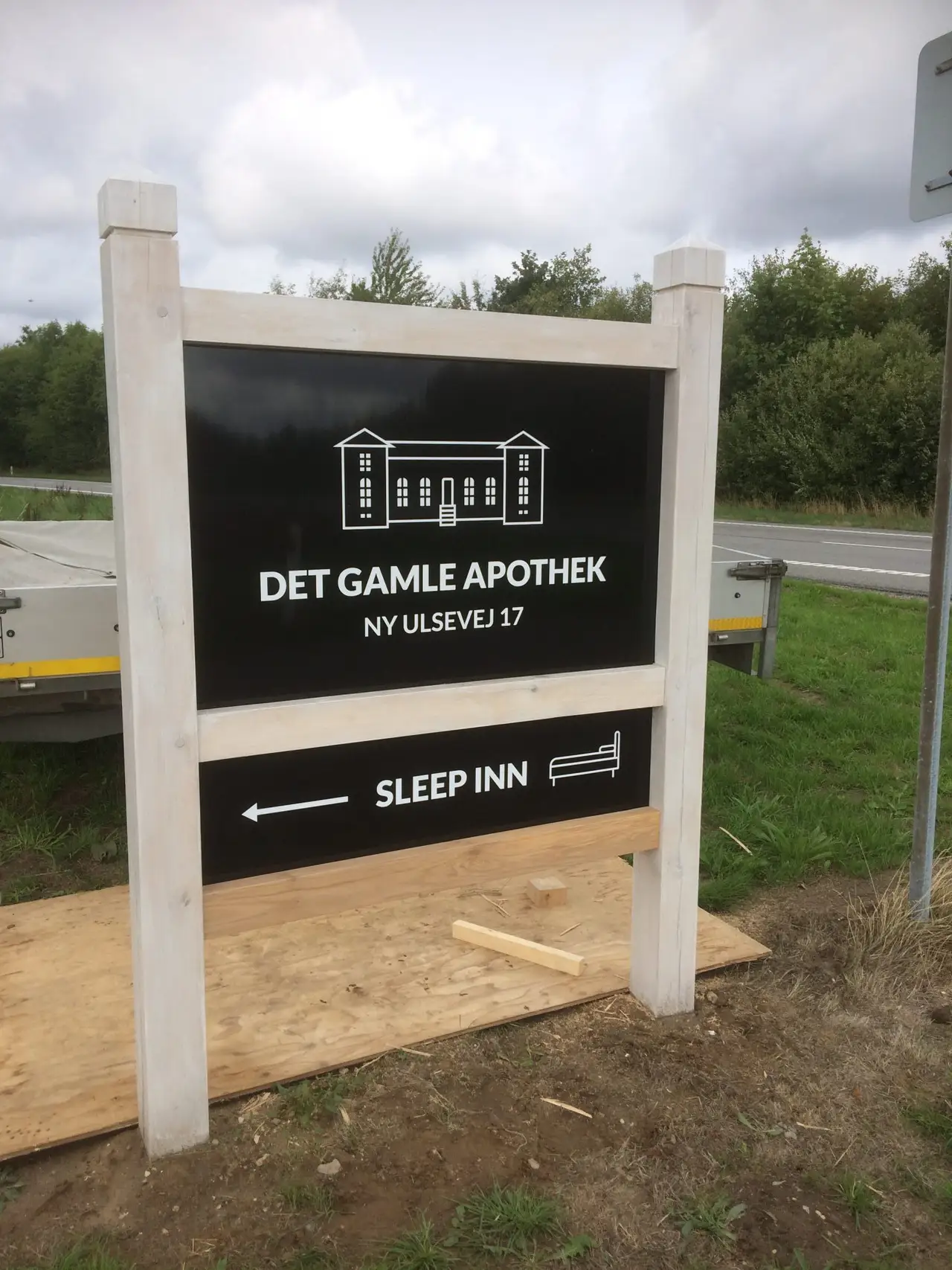 Skilt til Det Gamle Apothek fremstillet i træ af Ellebæk Træ